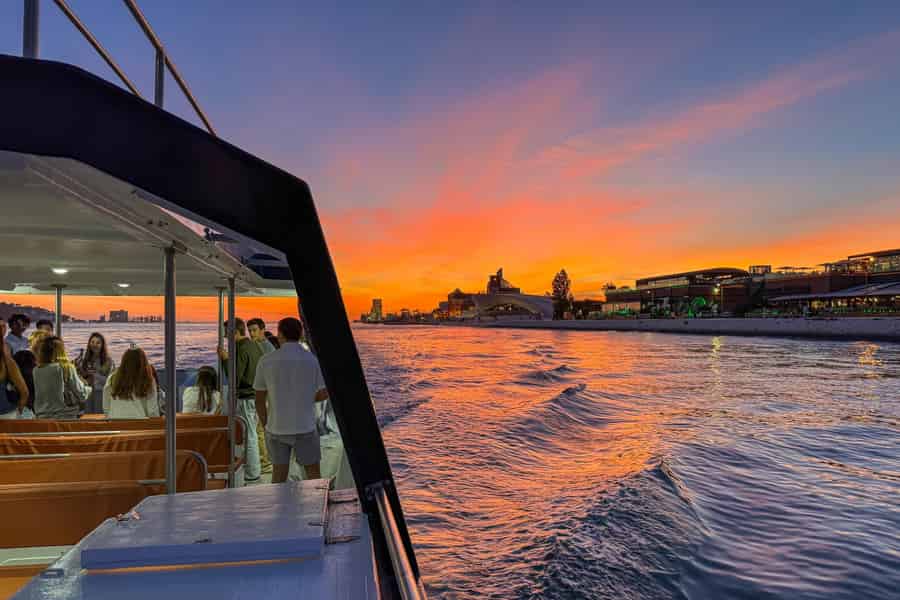 Lissabon: Bootsfahrt bei Sonnenuntergang mit portugiesischem Wein. Foto: GetYourGuide Lissabon: Bootsfahrt bei Sonnenuntergang mit portugiesischem Wein. Foto: GetYourGuide