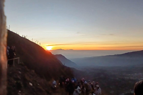 Desde Yogyakarta: Tumpak Sewu y Excursión al Amanecer del Monte BromoVisita compartida con alojamiento y ticket de entrada