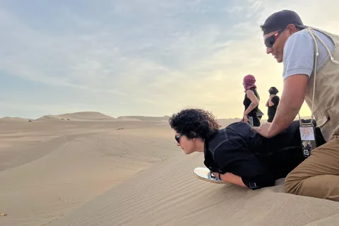Buggy à Huacachina au coucher du soleil