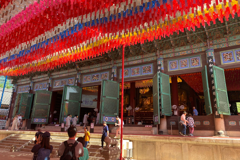Séoul : visite matinale du palais de Gyeongbok, du musée folklorique et du templeSéoul : Palais de Gyeongbok, musée folklorique et visite du temple