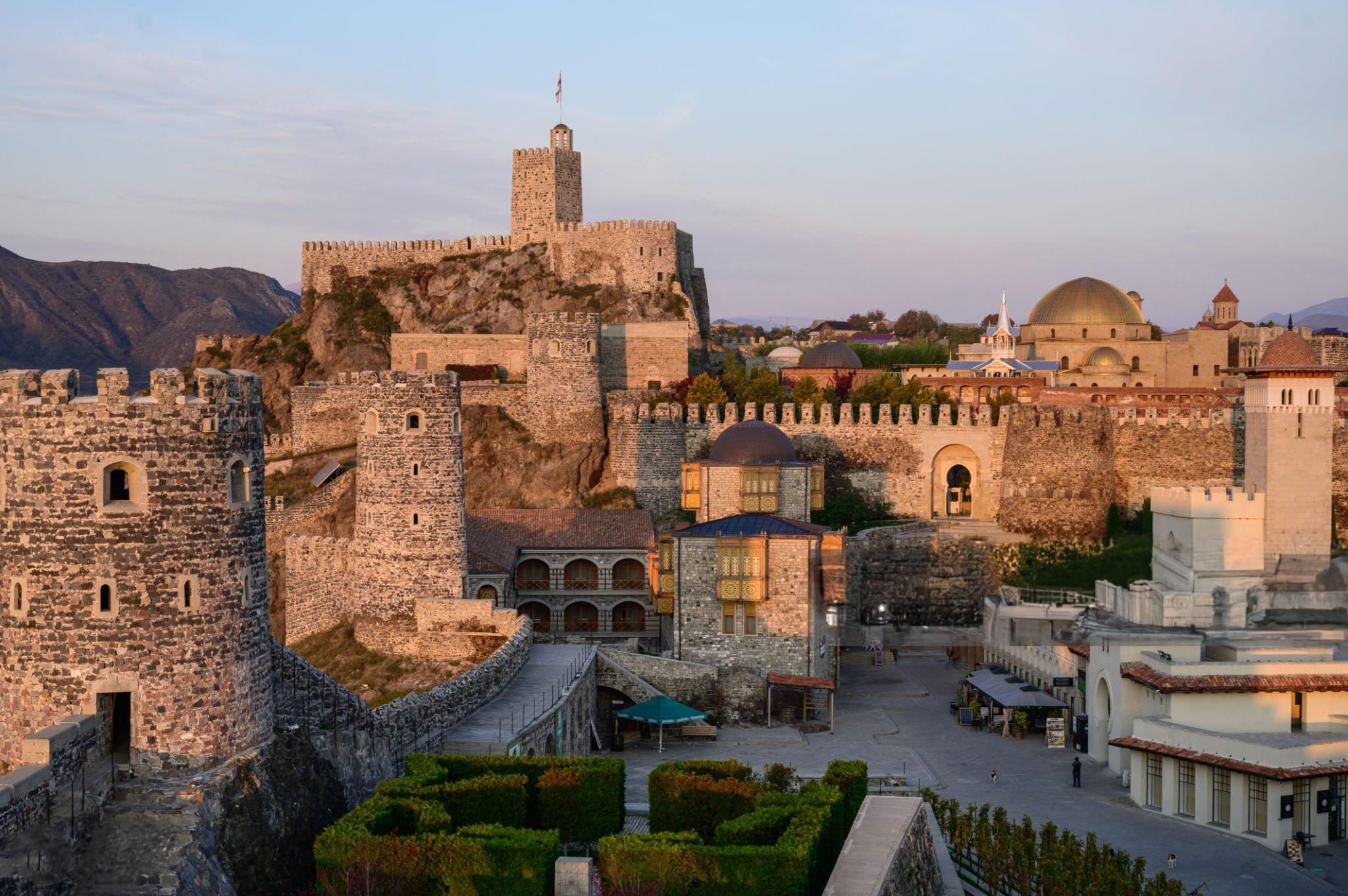 Von Tiflis: Tour nach Borjomi, zum Grünen Kloster und zur Burg Rabati