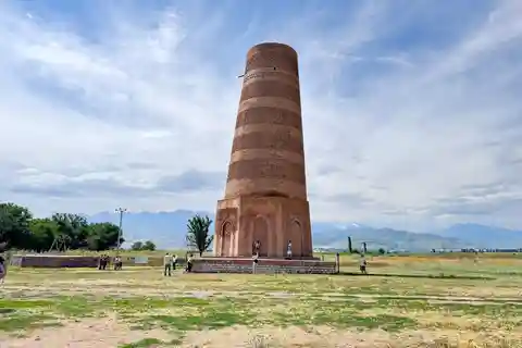 Monumentet "Burana Tower" fra det 11. århundrede og byrundvisning i Bishkek