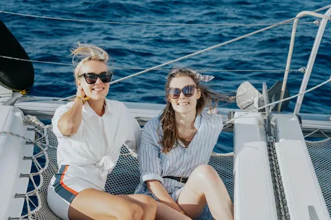 Milos: Crucero de un día en catamarán Premium Kleftiko y Polyegos