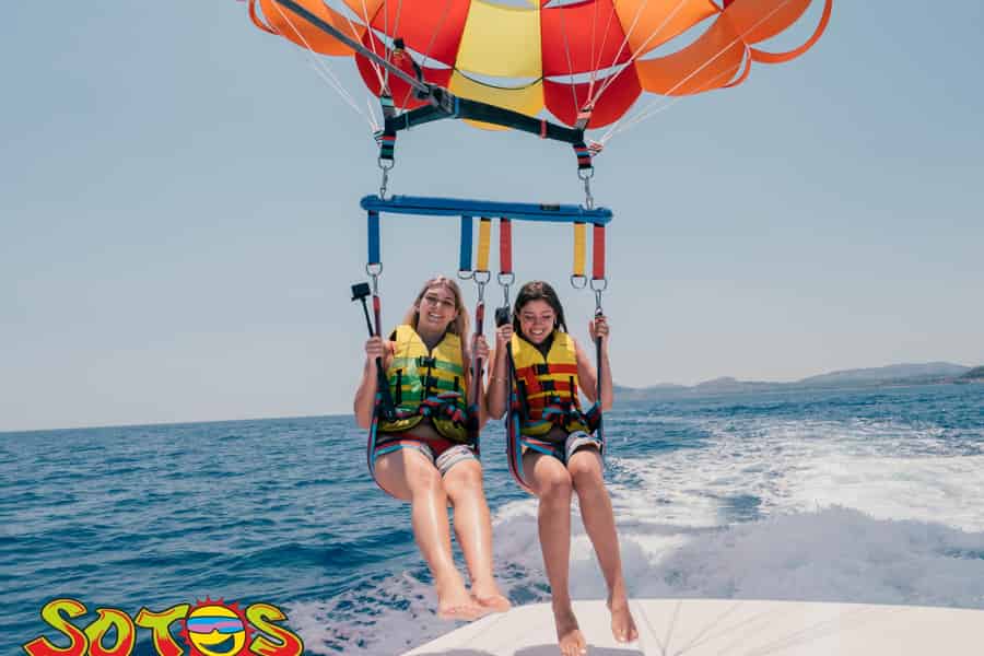 Parasailing-Erlebnis in Faliraki. Foto: GetYourGuide Parasailing-Erlebnis in Faliraki. Foto: GetYourGuide