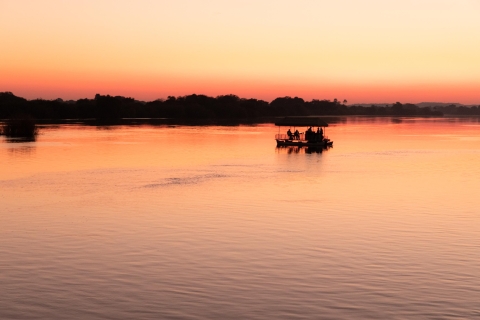 Chutes Victoria : croisière privée au coucher du soleil sur le fleuve ZambèzeCroisière privée au coucher du soleil sur le fleuve Zambèze