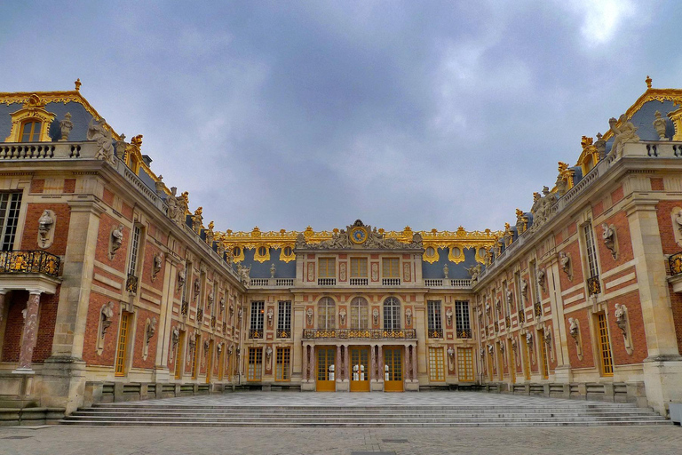 Paris: Private Van Transfer to Versailles