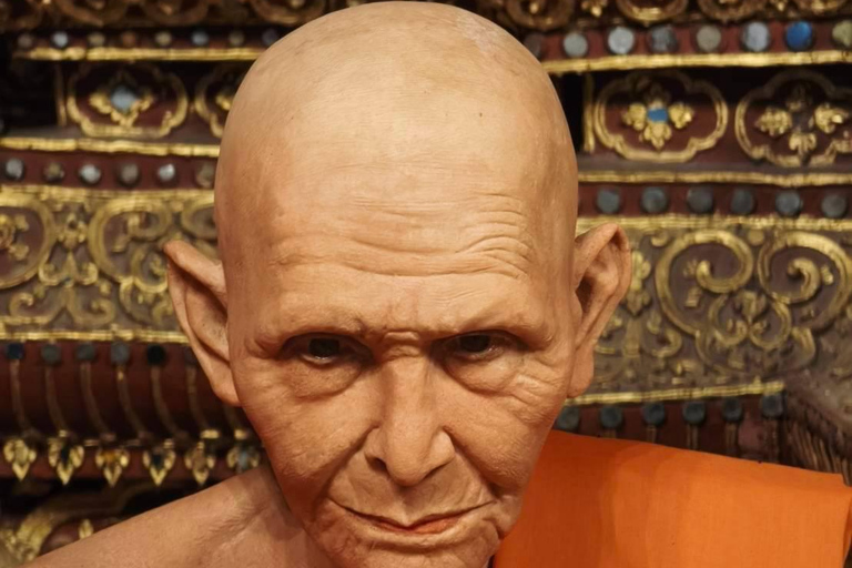 Chiang Mai: Old City Walking Tour with Temples & History Small Group Without Entry Fees