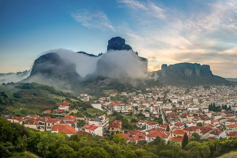 Atenas: Excursión de un día a los Monasterios y Cuevas de Meteora y opción de almuerzoVisita compartida en inglés con traslado en autobús y almuerzo