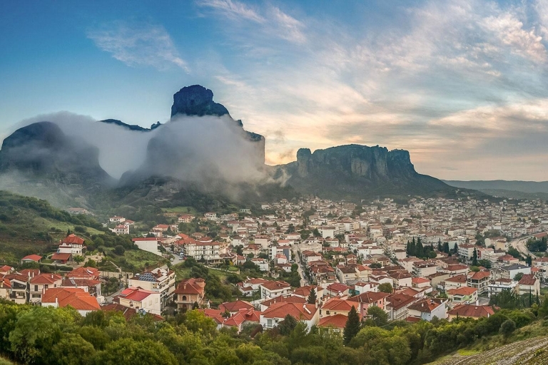 Atenas: Excursión de un día a los Monasterios y Cuevas de Meteora y opción de almuerzoVisita compartida en inglés con traslado en autobús y almuerzo