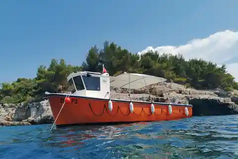 Båtutflykt med snorklingsäventyr i Pula