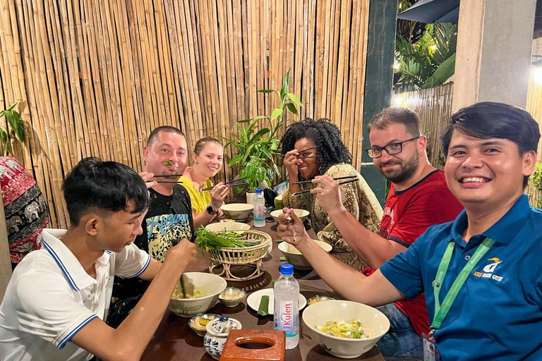 Tour gastronômico de rua e Phare Circus com traslados de Tuk-TukPasseio com acompanhante (máximo de 8 pessoas)