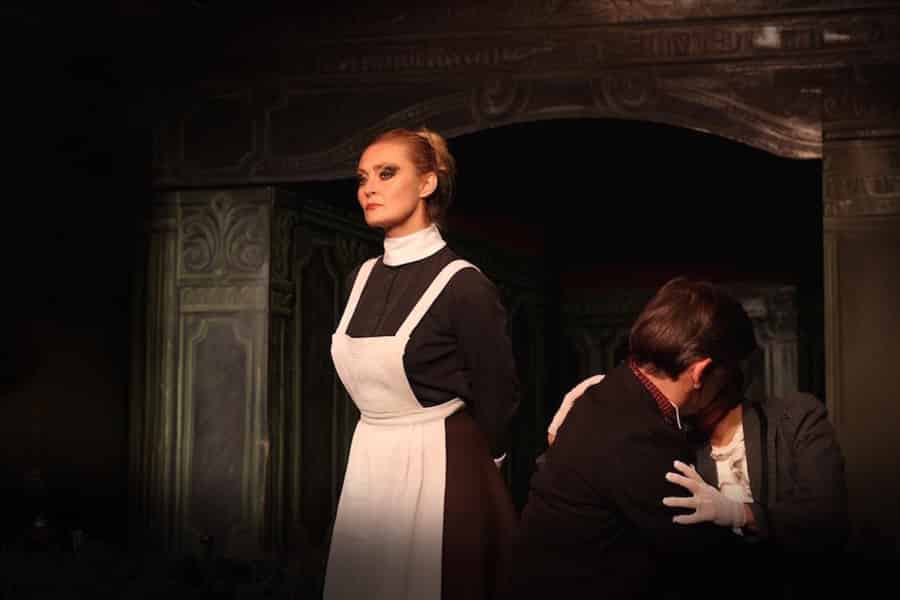 Theater in Paris: Die kahle Sopranistin (La cantatrice chauve). Foto: GetYourGuide Theater in Paris: Die kahle Sopranistin (La cantatrice chauve). Foto: GetYourGuide