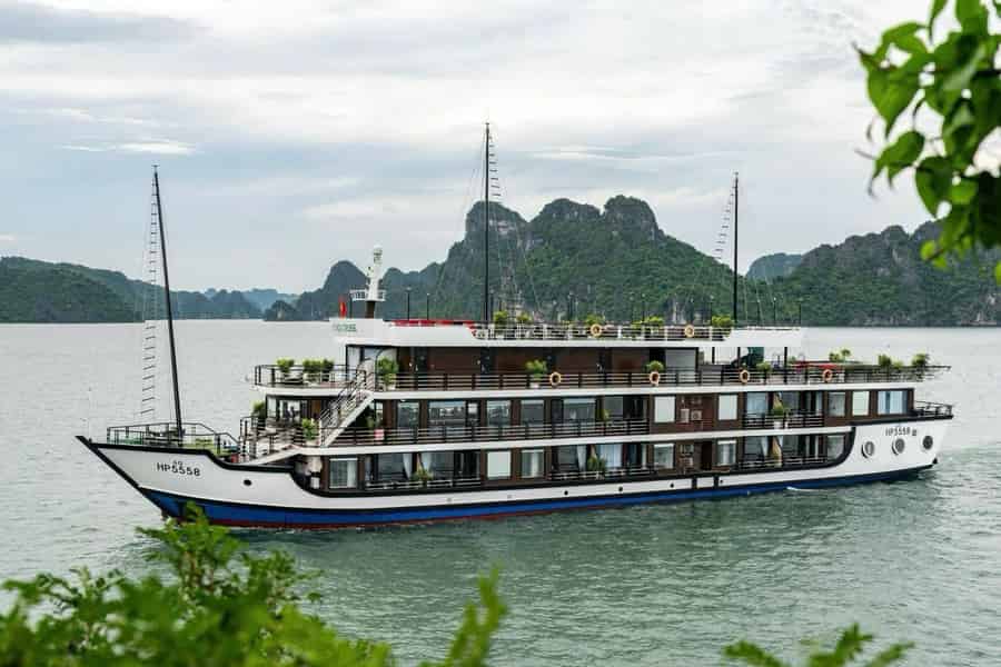 Hanoi: 2-Tages-Kreuzfahrt Ha Long & Lan Ha Bay 5-Sterne-Boot mit Balkon. Foto: GetYourGuide Hanoi: 2-Tages-Kreuzfahrt Ha Long & Lan Ha Bay 5-Sterne-Boot mit Balkon. Foto: GetYourGuide