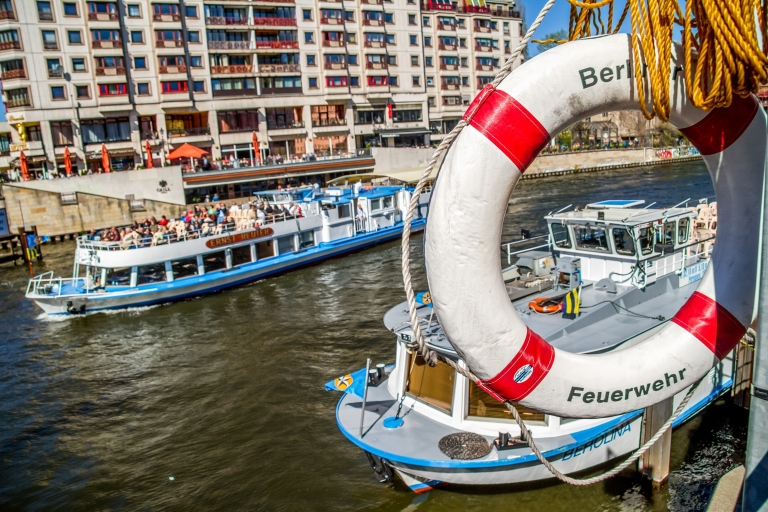 Berlín: tour en barco por el río SpreeTour en barco por la ciudad desde la Friedrichstraße