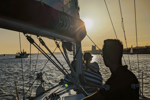 Lissabon: 2 Stunden Bootstour. Gemeinsames Erlebnis. Tag-Sonnenuntergang-NachtLissabon: Bootstour. Gemeinsames Segelerlebnis. Sonnenuntergang.