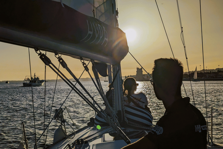 Lissabon: 2 Stunden Bootstour. Gemeinsames Erlebnis. Tag-Sonnenuntergang-NachtLissabon: Bootstour. Gemeinsames Segelerlebnis. Sonnenuntergang.