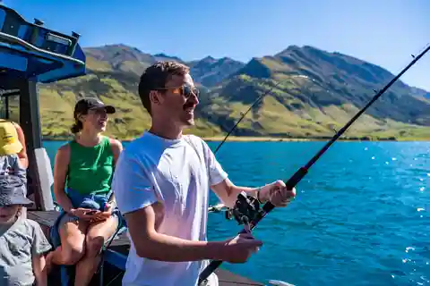 Lake Hāwea: 6 hour Fishing Adventure by Boat