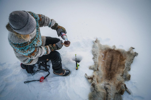 Pyhä: Eisfischen auf dem zugefrorenen SeePyhä: Eisfischen auf dem gefrorenen See