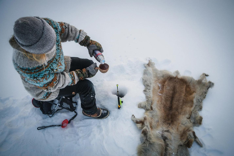 Pyhä: Eisfischen auf dem zugefrorenen SeePyhä: Eisfischen auf dem gefrorenen See