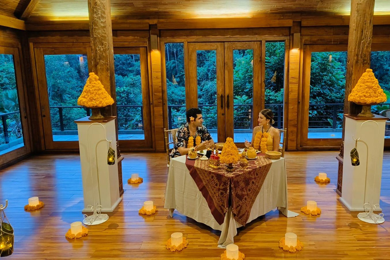 乌布：巴厘岛皇家晚餐，热带森林景观素食菜单