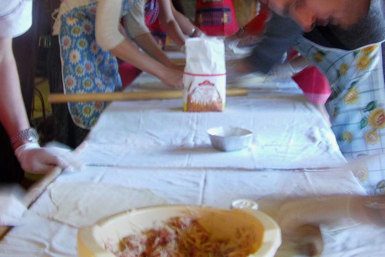 Clase de cocina tradicional bosnia en MostarClase Magistral de Burek: Enrollar, Rellenar, Hornear