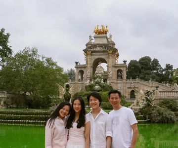Barcelona - Private Family Photoshoot at Iconic Landmarks.