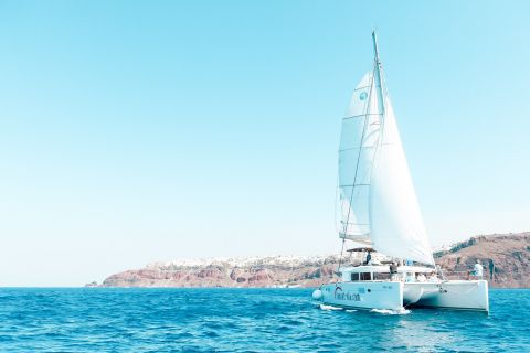 Santorini: All-Inclusive luxe catamarantour met kleine groep