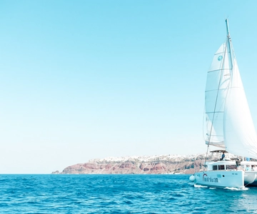 Santorini: Catamaran Tour with BBQ Meal and Unlimited Drinks