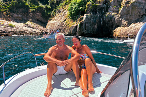 Desde Sorrento: Descubre la isla de Capri en barco privado