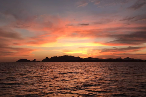 Krabi: Luxuriöse Sonnenuntergangsfahrt zu 4 Inseln mit einem Power-Katamaran