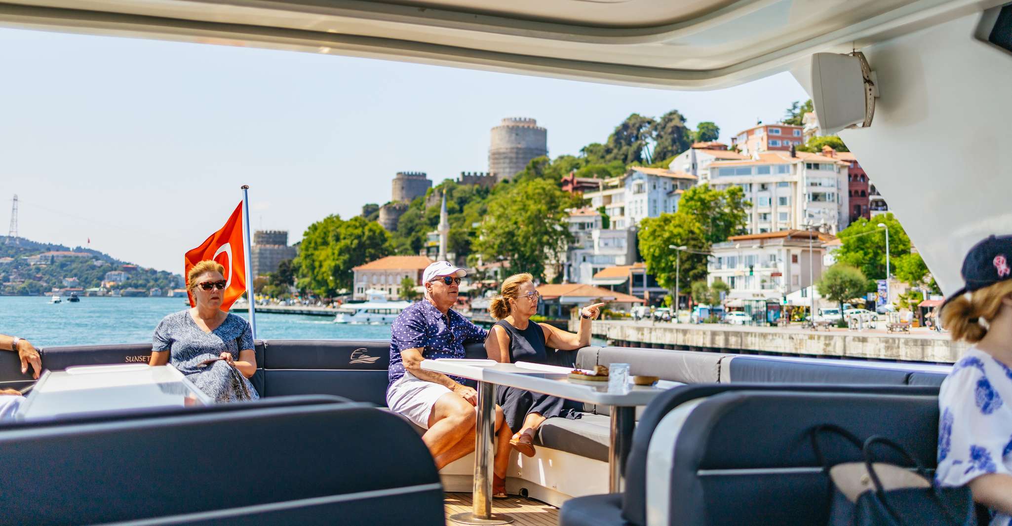 Istanbul: Bosphorus Yacht Cruise with Stopover on Asian Side