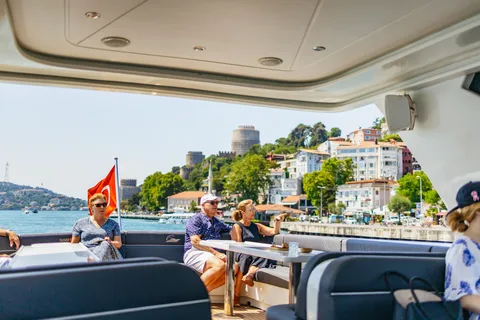 Istambul: Cruzeiro em iate pelo Bósforo com escala no lado asiático