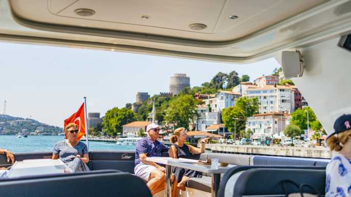 Istanbul: Bosphorus Yacht Cruise with Stopover on Asian Side