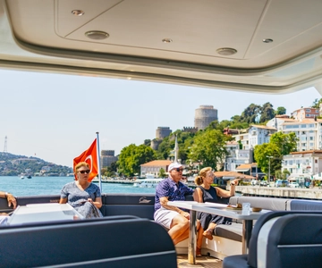 Istanbul: Bosphorus Yacht Cruise with Stopover on Asian Side
