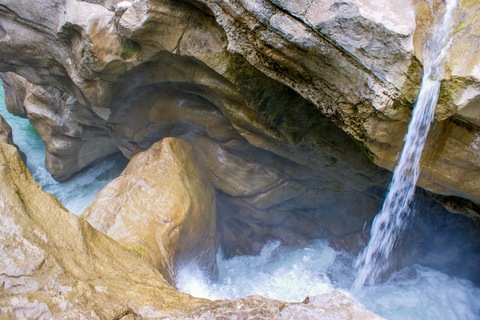 &quot;Grotte de Pëllumbas et rivière Erzeni : Randonnée et baignade&quot;