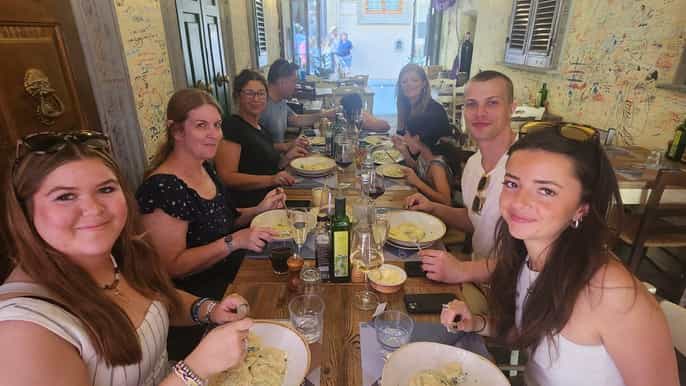 Milan: Pasta and Tiramisu Cooking Class with Wine