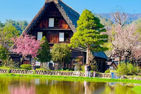 金沢/富山発：白川郷と高山日帰りツアー