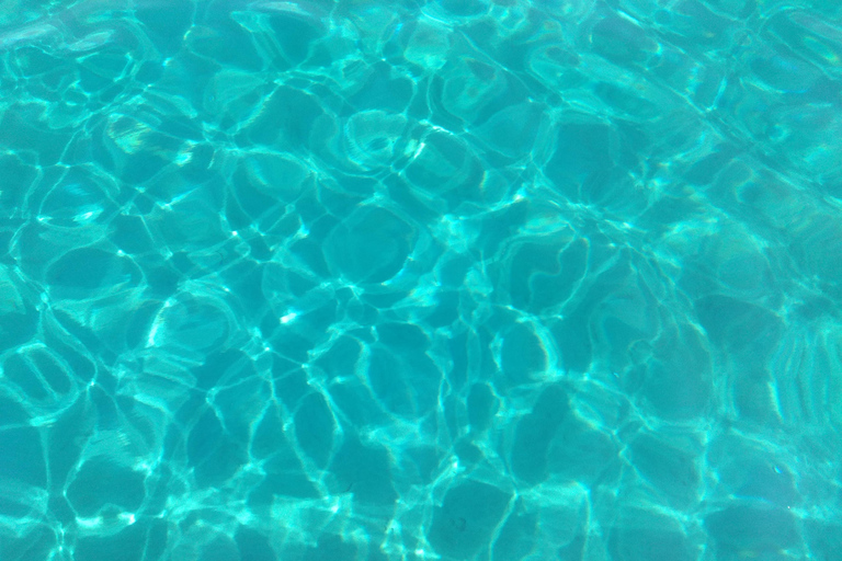 Croisière privée et entièrement personnalisable dans la caldeira de Santorin.Après-midi privé entièrement personnalisable en croisière à Santorin