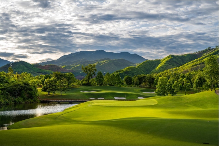 Transfert : Centre de Danang - Club de golf Ba Na Hills16 sièges