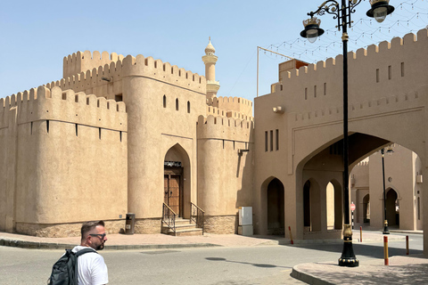 Oman : circuit de 4 jours dans le Wadi, à Sur, dans le désert, à Nizwa et à Mascate
