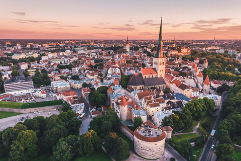 Guided walking tour in old town of Tallinn