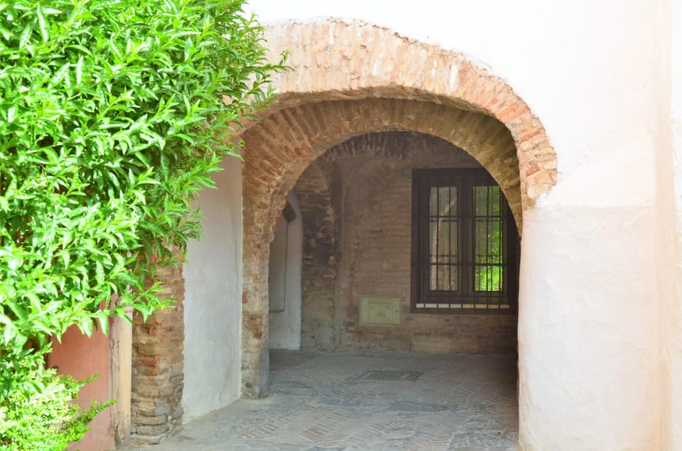 Barrio De Santa Cruz La Antigua Juder A De Sevilla Getyourguide