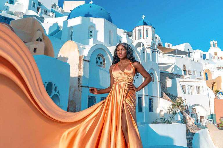 Santorin : séance photo « robe volante » à OiaSantorin : séance photo avec robe volante à Oia