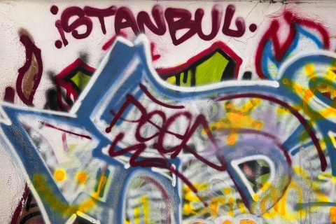 Atelier d'art du graffiti avec des habitants d'un jardin d'intérieur d'Istanbul