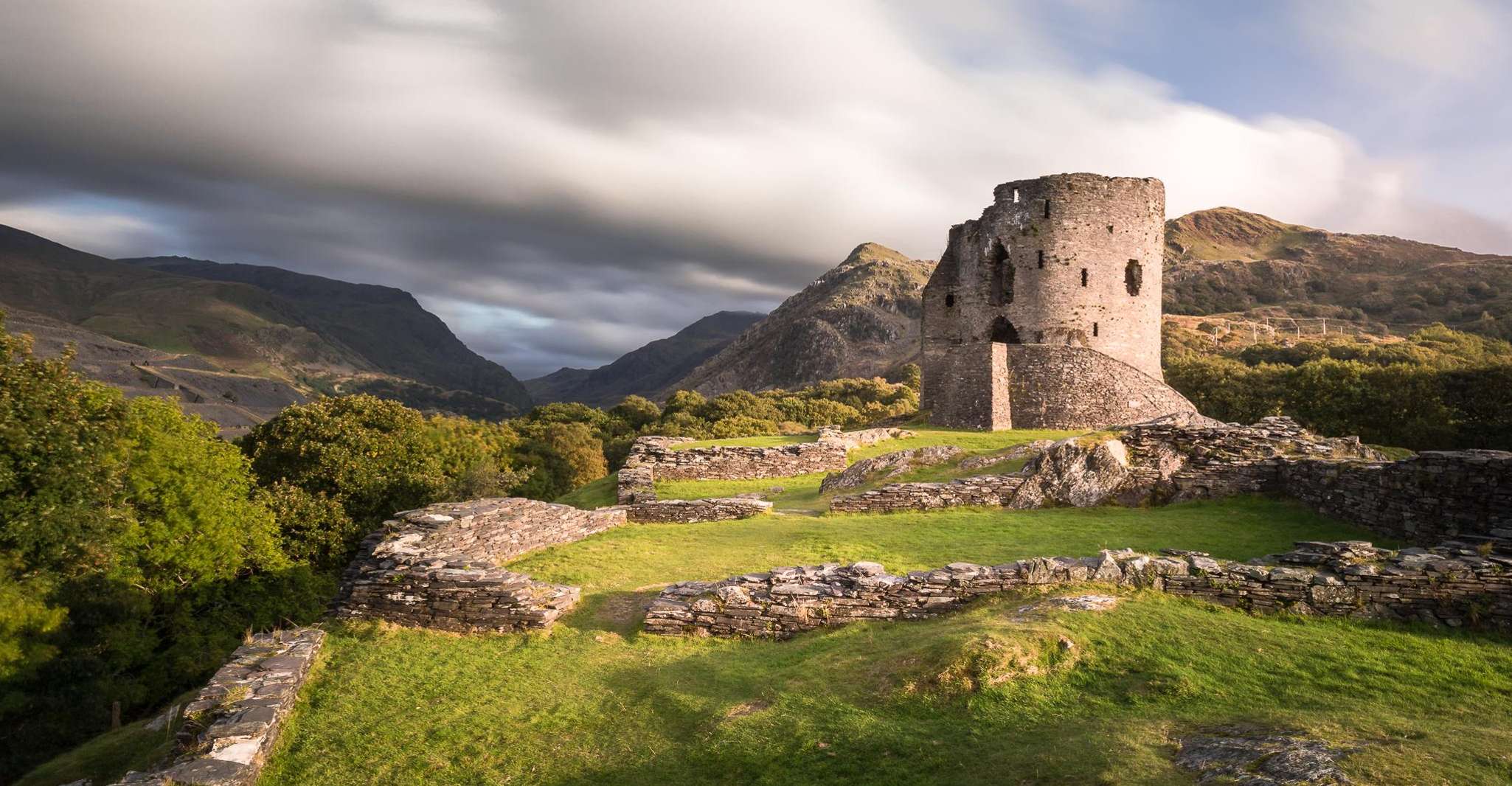 二等兵斯诺多尼亚山脉、湖泊和矿山巡游 - Hizvo