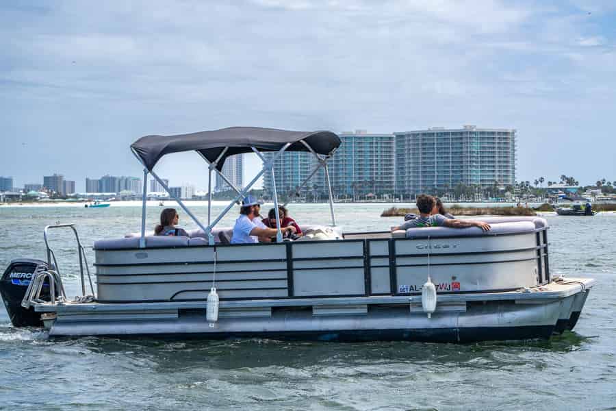 Orange Beach: Tritoon-Bootsverleih mit Getränke-Kühler und Eis. Foto: GetYourGuide Orange Beach: Tritoon-Bootsverleih mit Getränke-Kühler und Eis. Foto: GetYourGuide