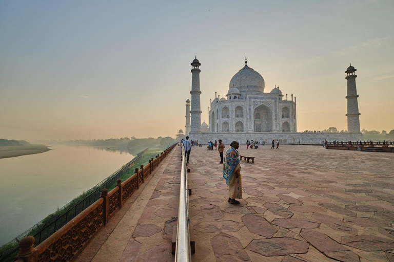 Z Delhi: wycieczka all-inclusive do Taj Mahal przez Gatimaan ExpressAll Inclusive z biletami kolejowymi w klasie ekonomicznej