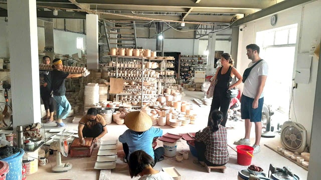 Explore Bat trang village & Ceramics factories / local guide