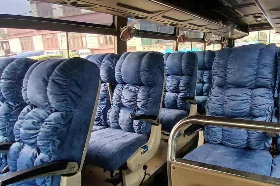 Kathmandu: nach Chitwan mit dem luxuriösen Sofa-Touristenbus oder zurück. Foto: GetYourGuide