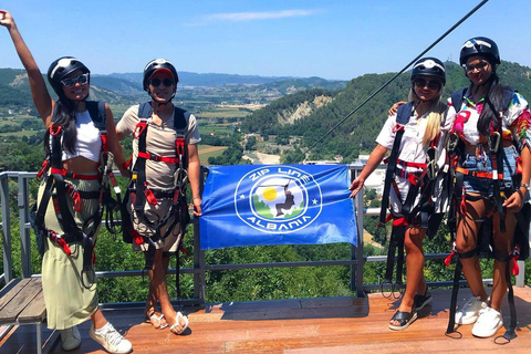 Depuis Tirana : Aventure en tyrolienne à Petrela avec transport